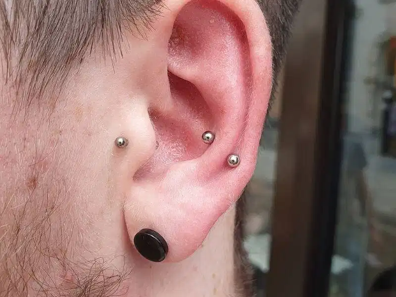 Snug là vị trí xỏ qua gờ sụn đối vành tai dày dặn