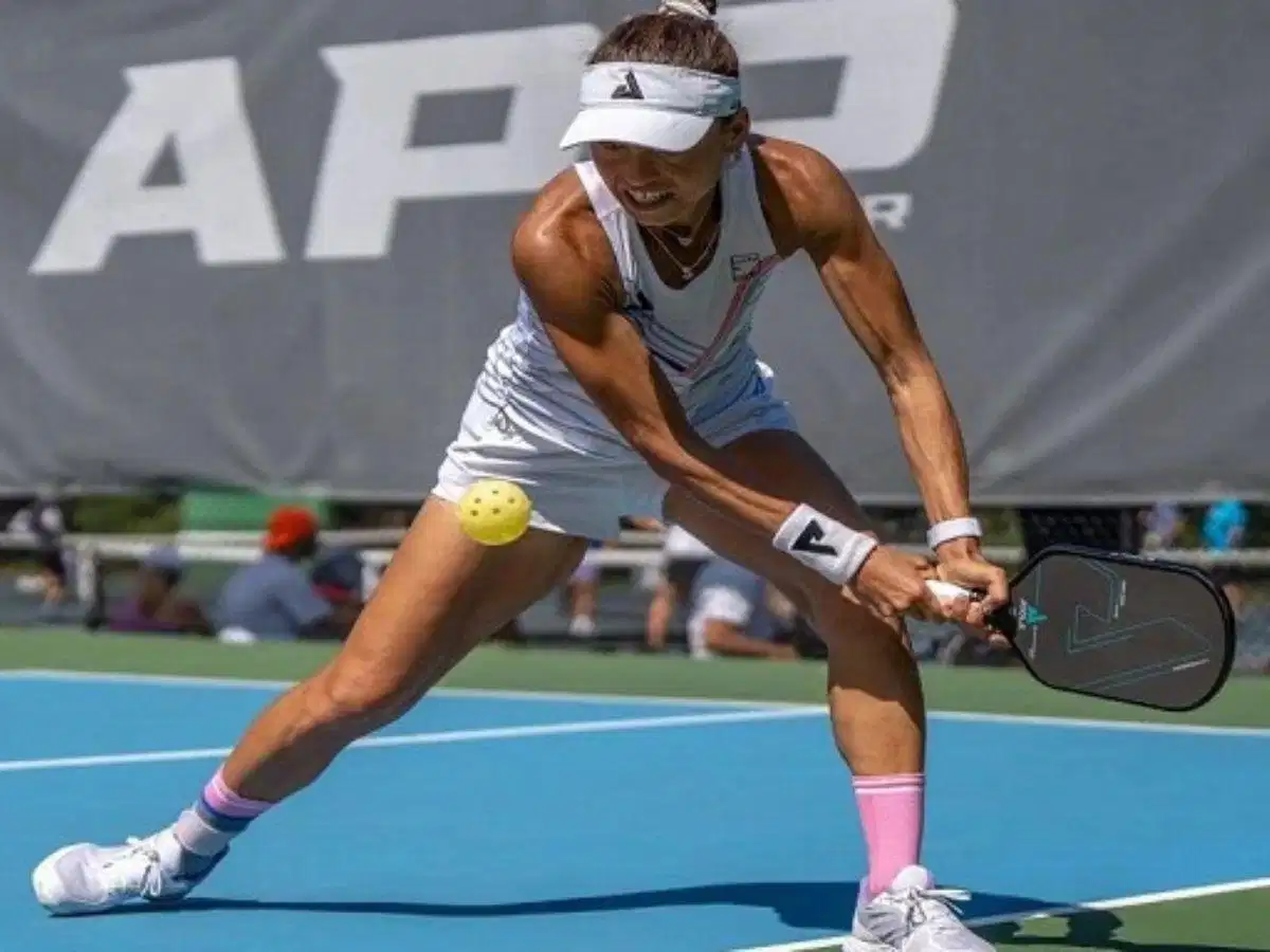 Với người mới, backhand hai tay thường mang lại sự ổn định hơn Với người mới, backhand hai tay thường mang lại sự ổn định hơn