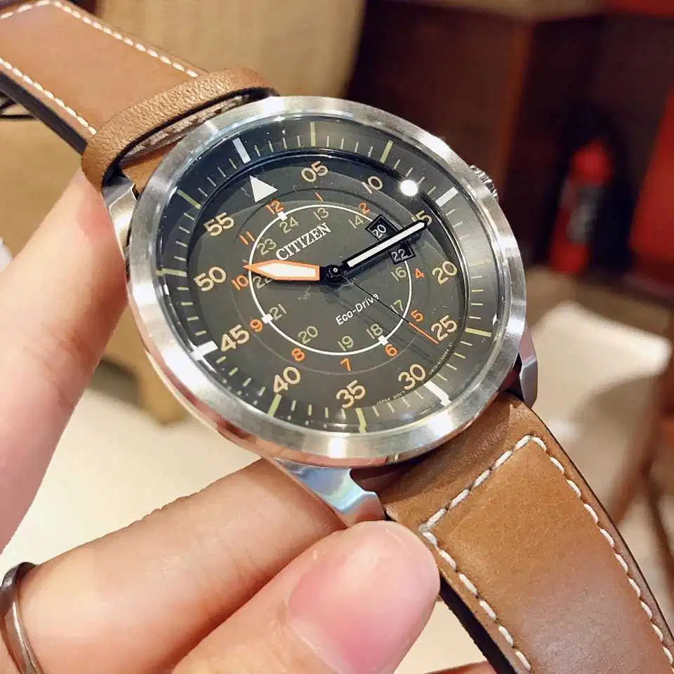 Citizen AW1361-10H bố trí cọc số phong cách phi công quân sự