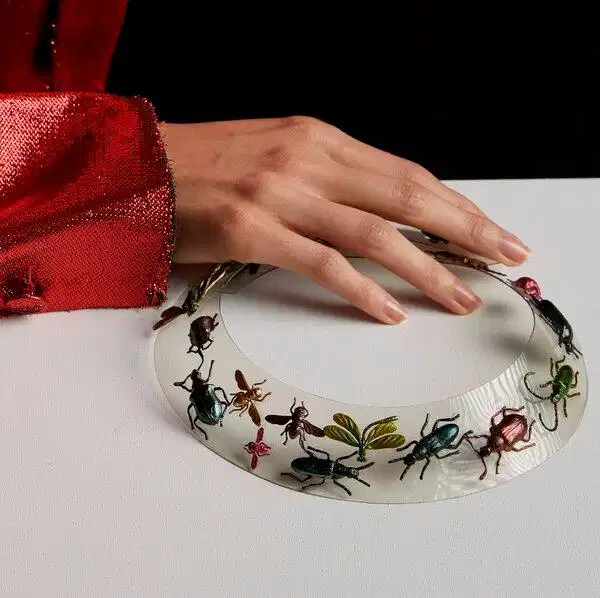Vòng cổ trong suốt chứa côn trùng của Schiaparelli Vòng cổ trong suốt chứa côn trùng của Schiaparelli