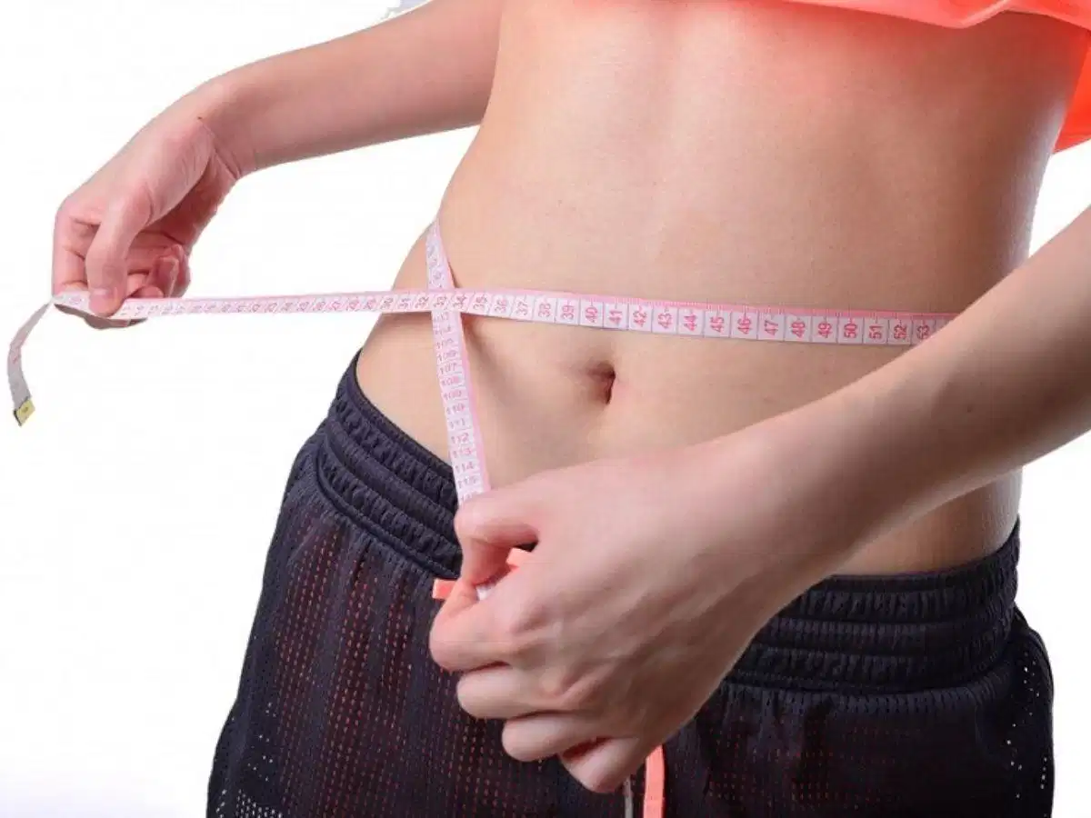 Đo vòng eo tại vị trí thước dây nằm ngang quanh eo Đo vòng eo tại vị trí thước dây nằm ngang quanh eo