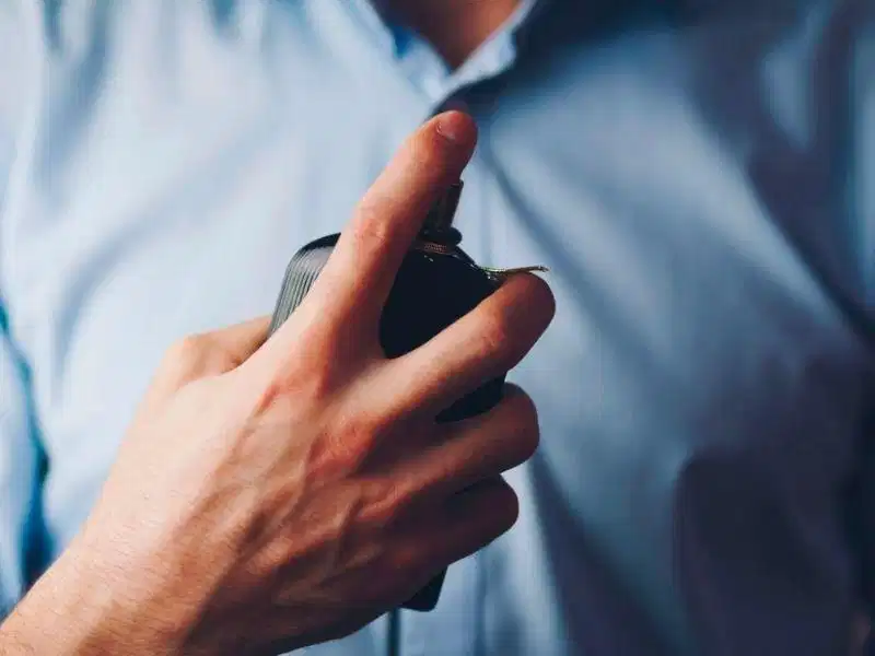 Vùng ngực là nơi da ẩm nên có thể khuếch tán hương thơm Vùng ngực ấm áp giúp nước hoa lưu lại lâu trên cơ thể
