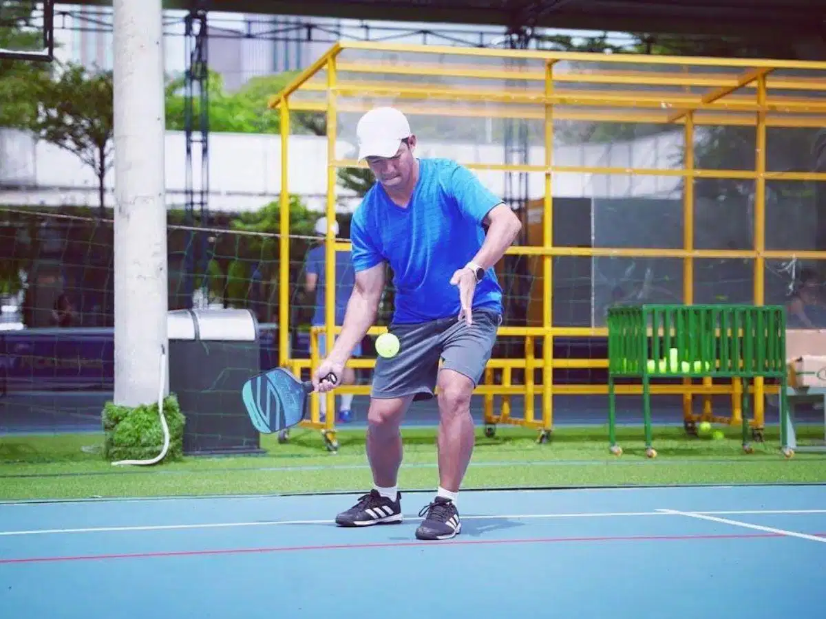 Động tác backswing cú forehand pickleball Giai đoạn mở vợt ra sau trong cú forehand