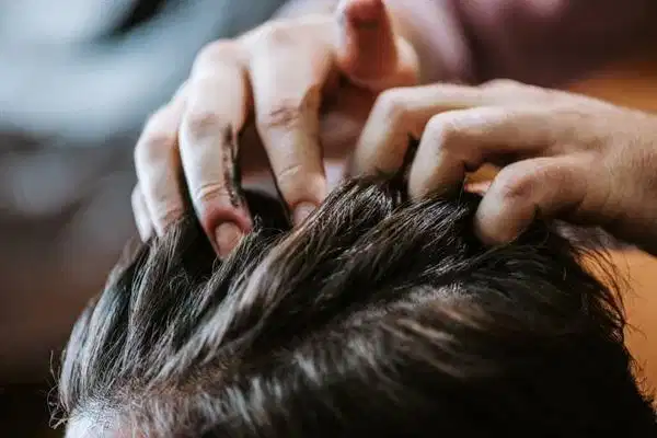Kỹ thuật luồn tay thoa đều sáp vuốt tóc Đưa ngón tay đan đều qua các kẽ tóc để phân bổ wax