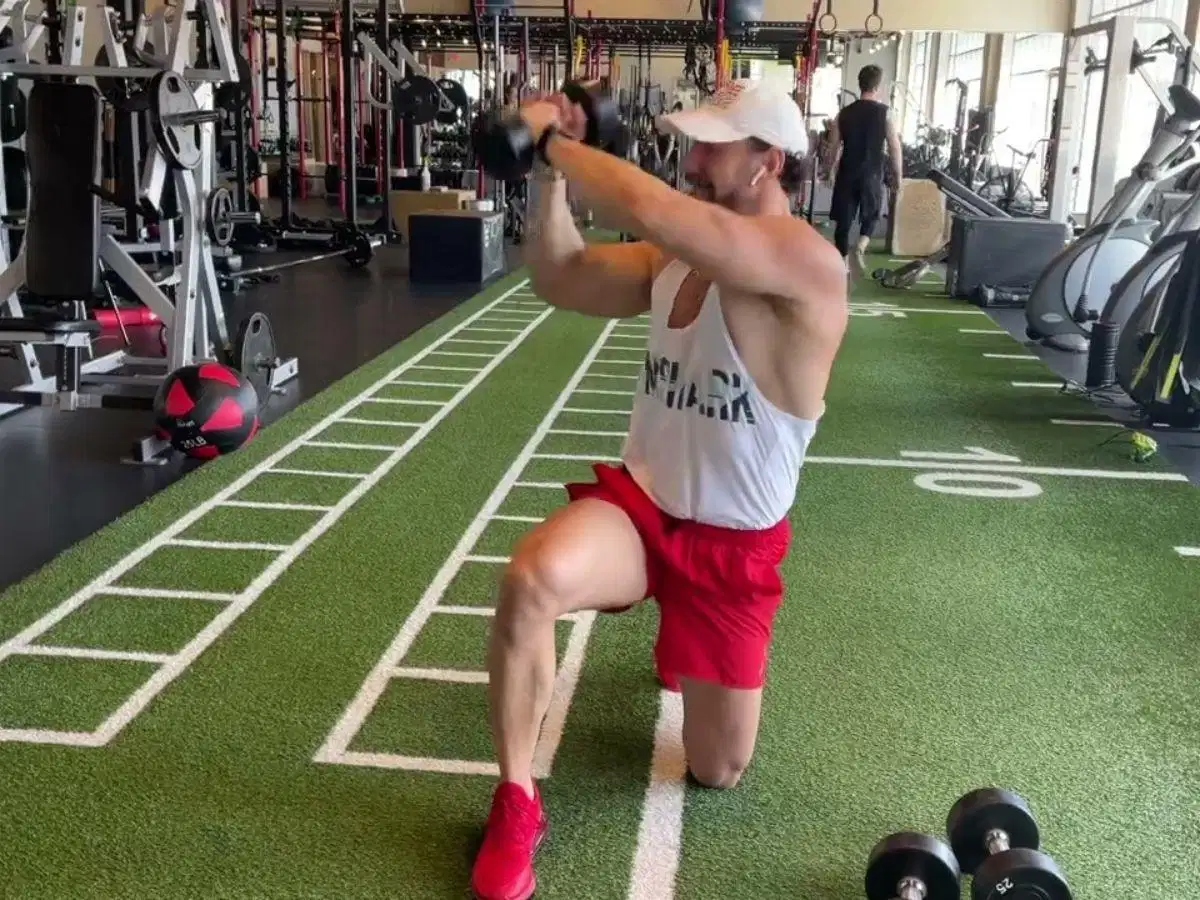 Dumbbell Woodchopper theo đường chéo cơ thể