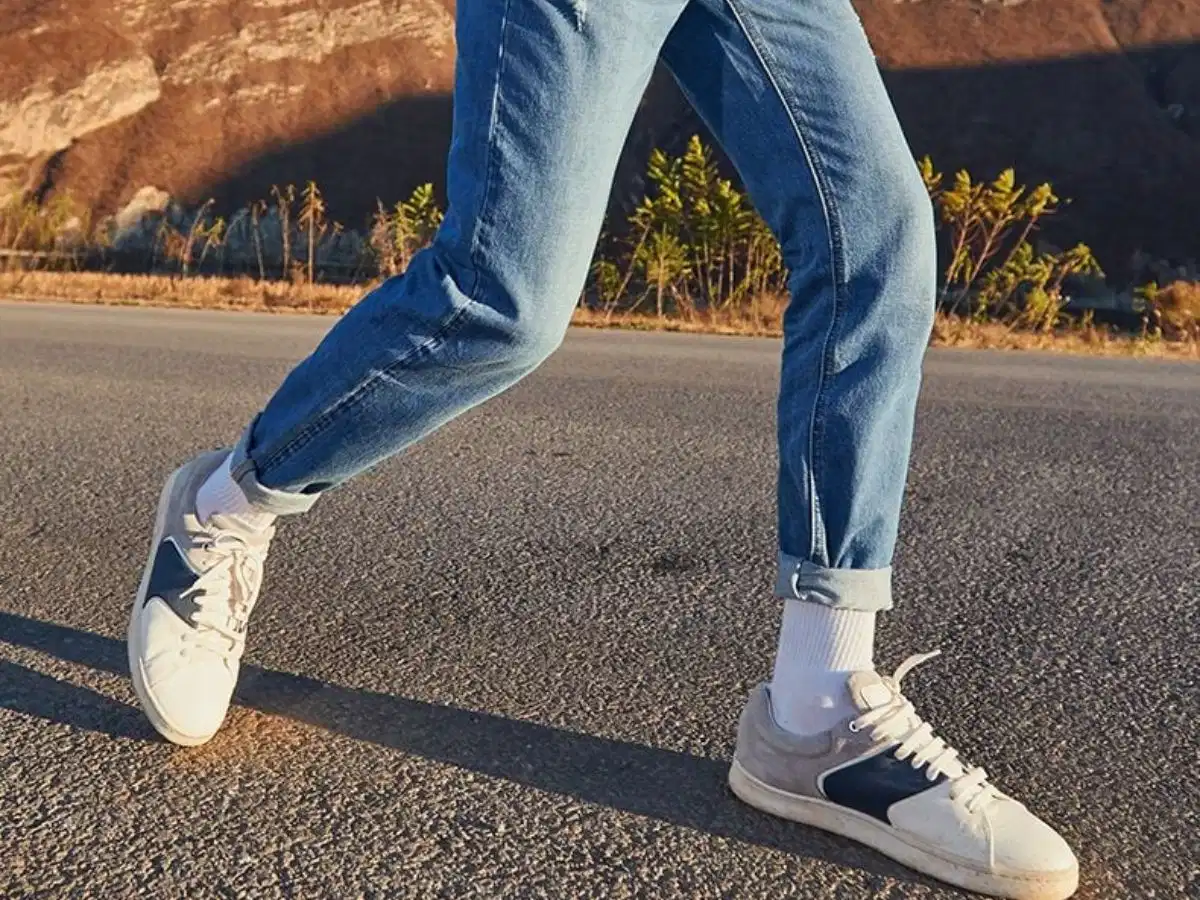 Xắn gấu quần jeans khi đi sneaker