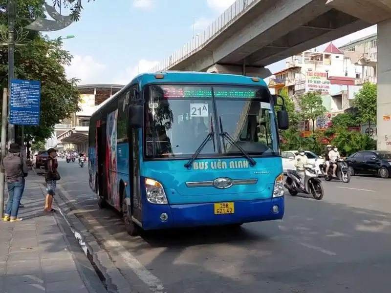 Các tuyến xe buýt di chuyển qua khu vực Tôn Thất Tùng và Phạm Ngọc Thạch gần chợ
