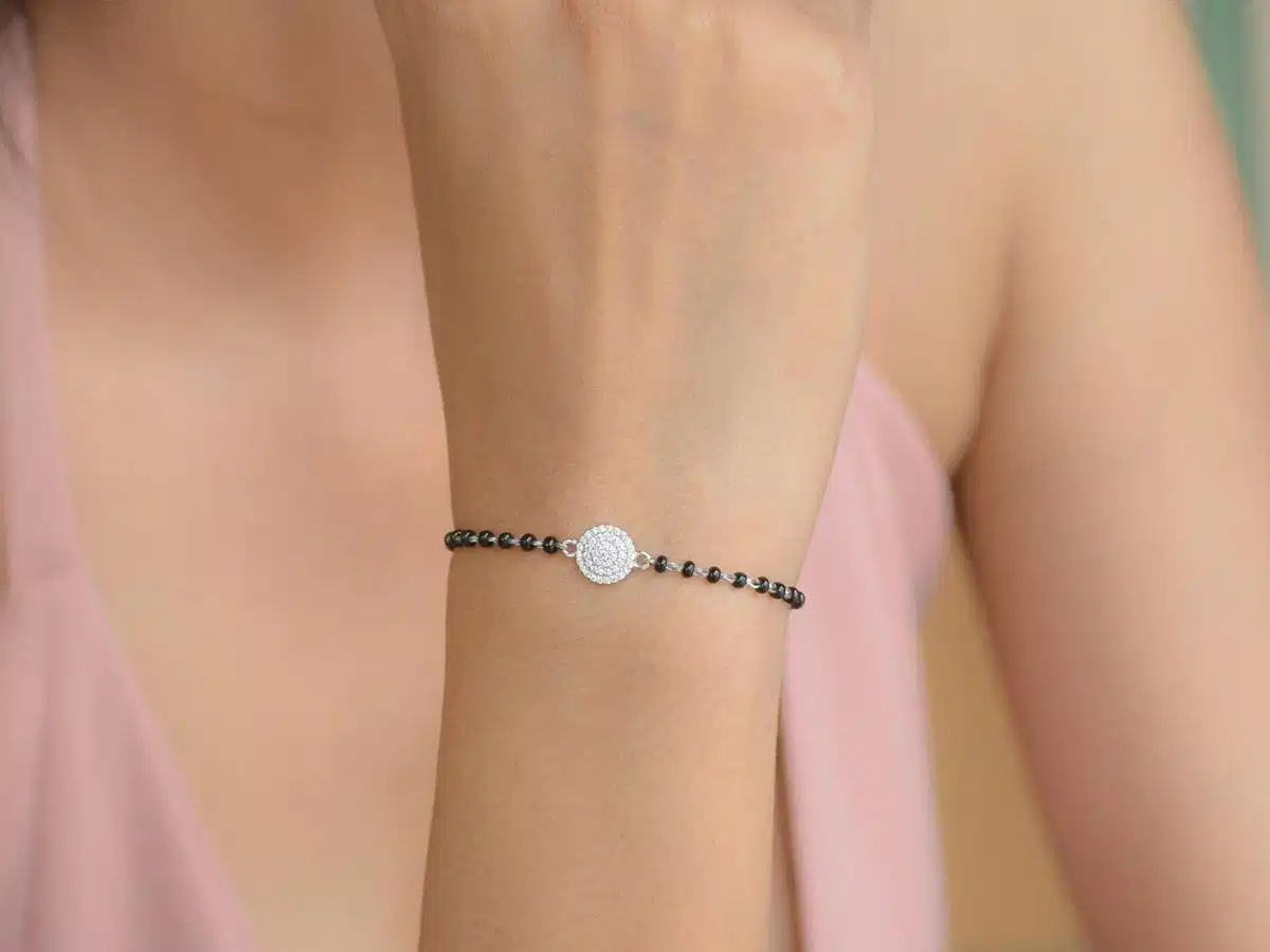Quan sát mạch máu ở cổ tay để tham khảo tông da trước khi nhuộm tóc Quan sát mạch máu ở cổ tay để tham khảo tông da trước khi nhuộm tóc