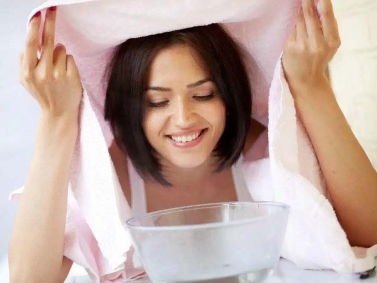 Hơi nước ấm giúp làm mềm dầu thừa trên bề mặt da