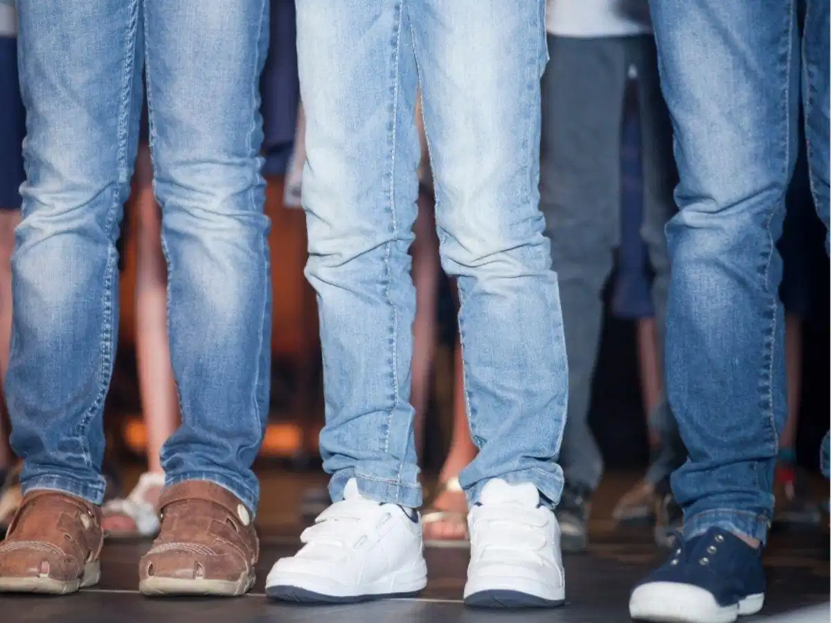 Hiện tượng vặn ống ở quần raw denim Hiện tượng vặn ống quần leg twist tự nhiên do phản ứng co rút của cấu trúc dệt chéo
