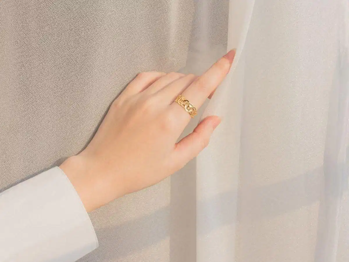 Nữ đeo nhẫn ở ngón trỏ