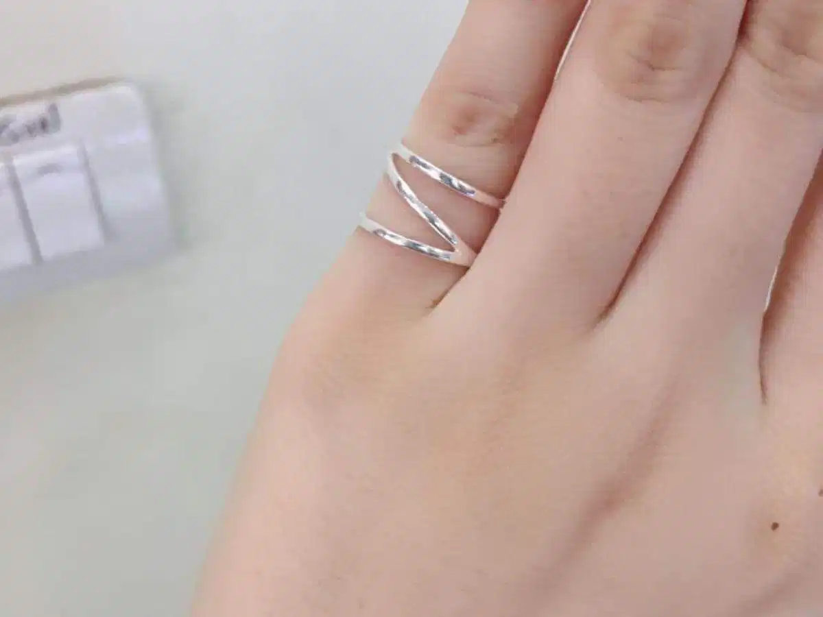 Nữ đeo nhẫn ở ngón út